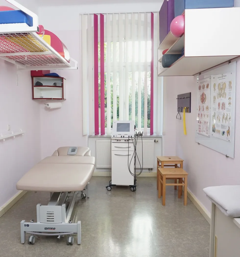 Behandlungskabine mit großem Fenster, Schlingentisch und Ultraschallgerät